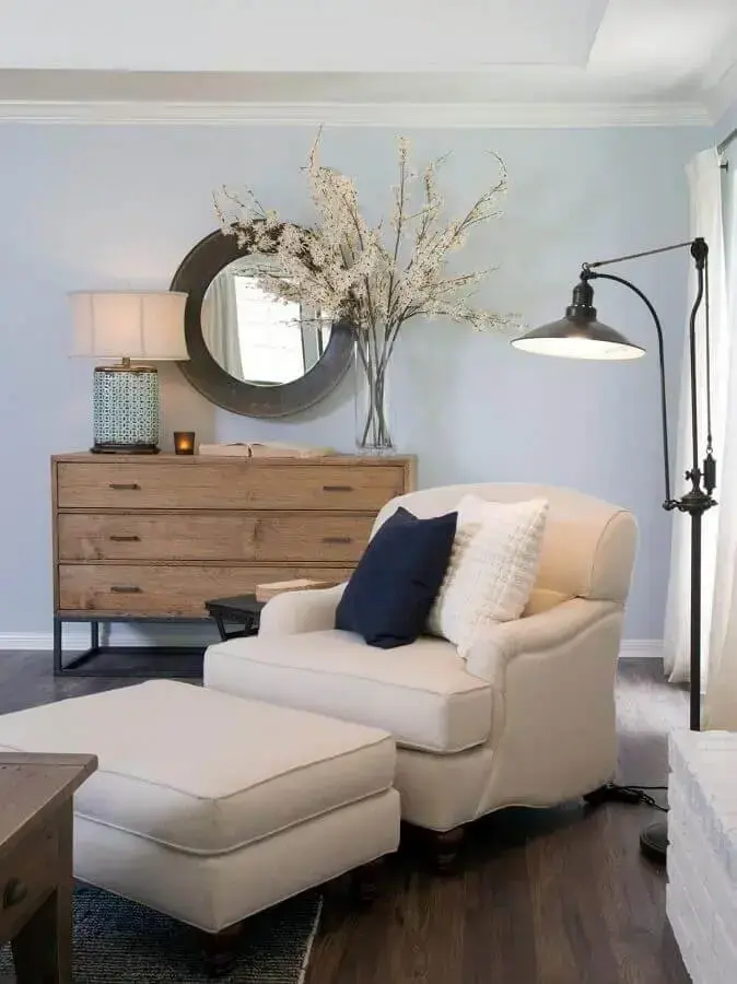 Poltrona confortável com puff para decoração de cantinho de leitura com abajur de chão Poltrona confortável com puff para decoração de cantinho de leitura com abajur de chão Foto Futurist Architecture