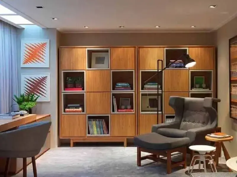 Poltrona confortável com puff para decoração de escritório com estante de madeira Poltrona confortável com puff para decoração de escritório com estante de madeira Foto My Fancy House