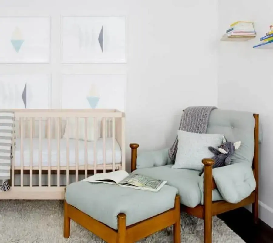 Poltrona confortável com puff para decoração de quarto de bebê branco Poltrona confortável com puff para decoração de quarto de bebê branco Foto Pinterest