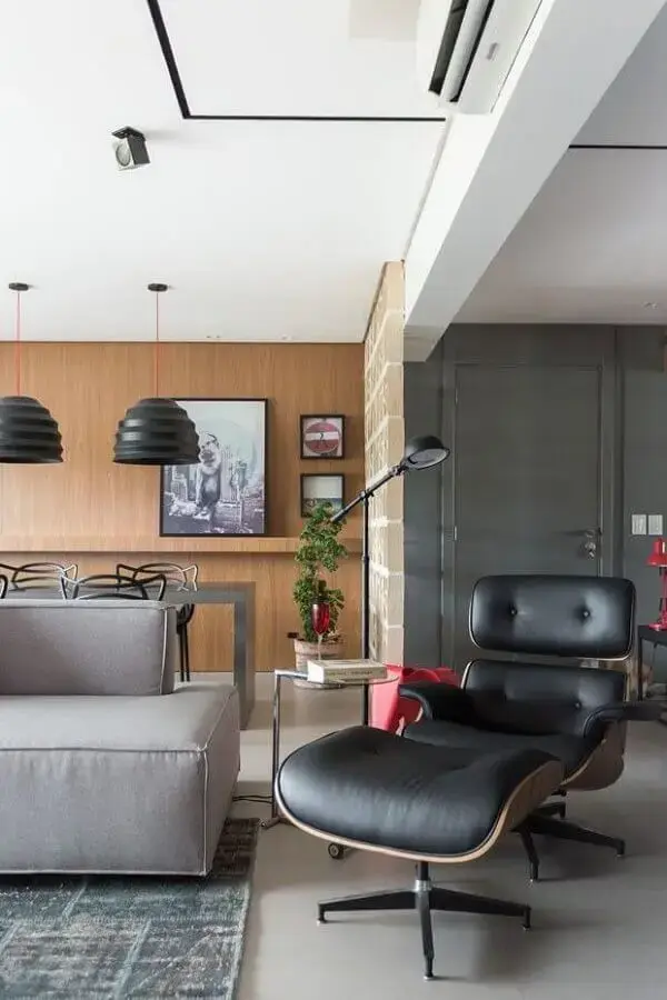Poltrona confortável com puff para decoração de sala cinza moderna Poltrona confortável com puff para decoração de sala cinza moderna Foto Jeito de Casa