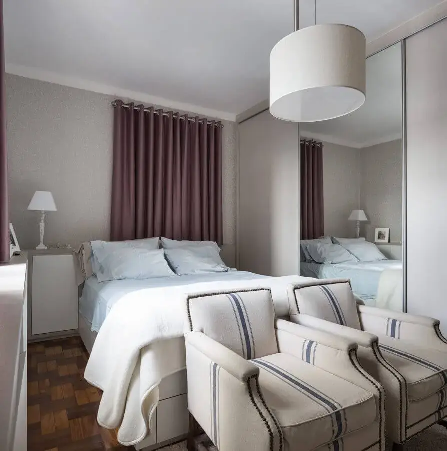 Poltrona confortável para quarto de casal decorado em cores claras com guarda roupa espelhado Poltrona confortável para quarto de casal decorado em cores claras com guarda roupa espelhado Foto Pinterest