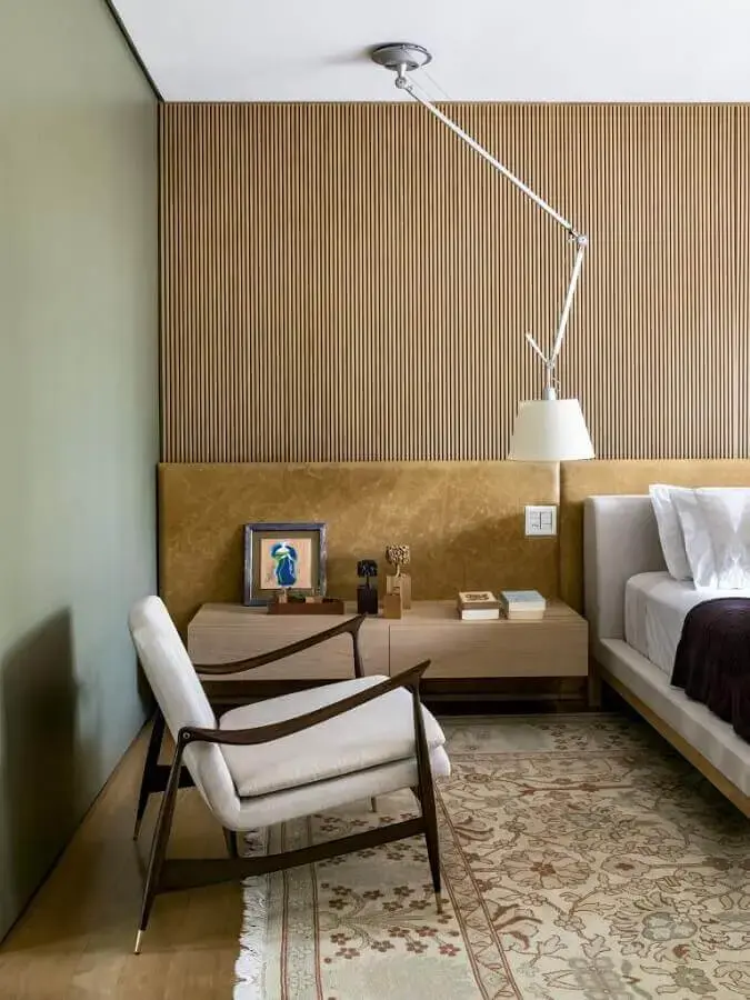 Poltrona confortável para quarto de casal decorado em cores neutras Poltrona confortável para quarto de casal decorado em cores neutras Foto Pinterest