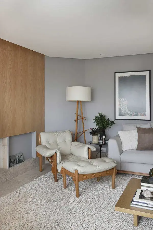 Poltrona confortável para sala cinza decorada com abajur de chão Poltrona confortável para sala cinza decorada com abajur de chão Foto Histórias de Casa