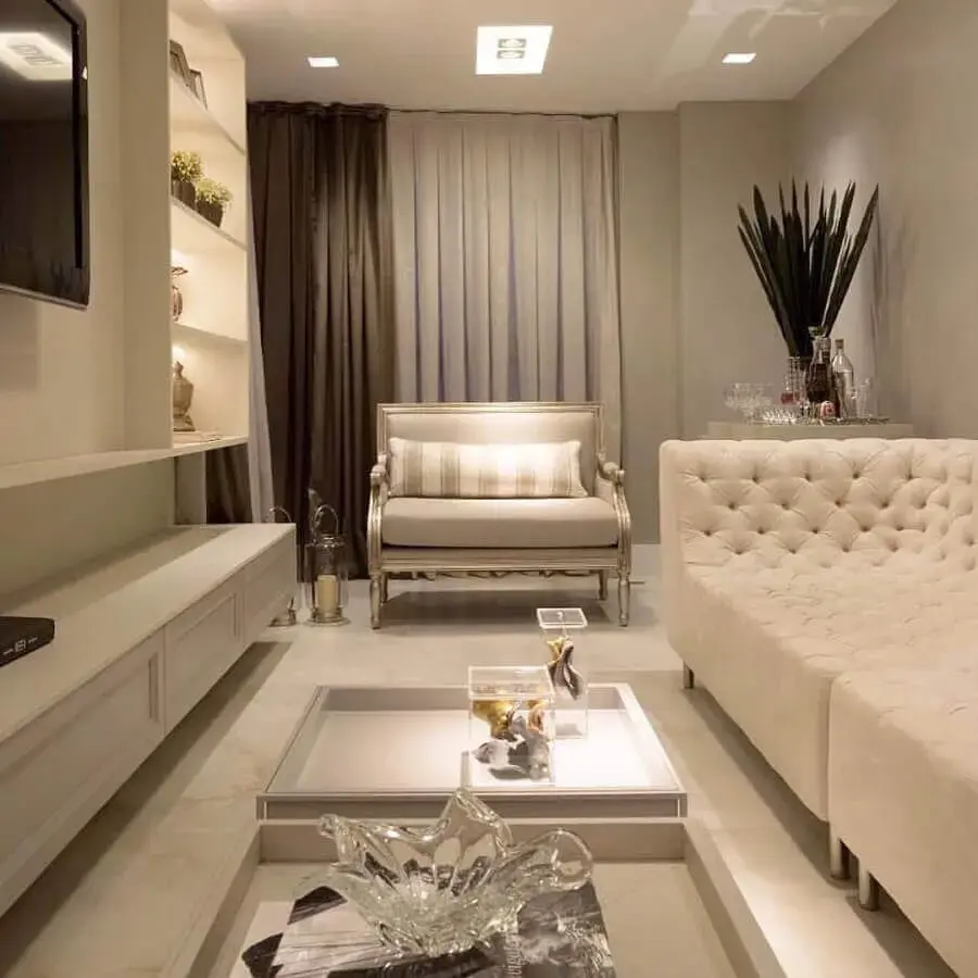 Poltrona confortável para sala de TV branca decorada com sofá capitonê Poltrona confortável para sala de TV branca decorada com sofá capitonê Foto Pinterest