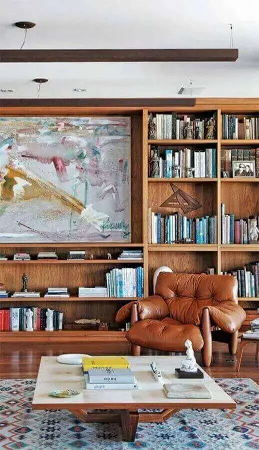 Poltrona confortável para sala de estar decorada com estante de madeira para livros Poltrona confortável para sala de estar decorada com estante de madeira para livros Foto Pinterest