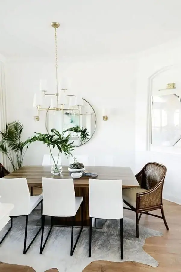 Poltrona confortável para sala de jantar branca decorada com espelho redondo Poltrona confortável para sala de jantar branca decorada com espelho redondo Foto The Ever Girl