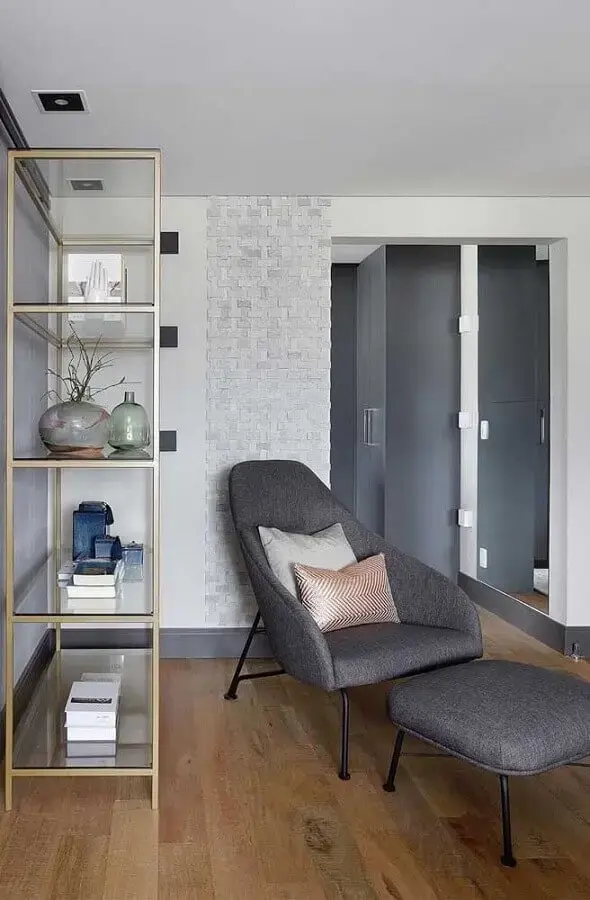 Poltrona confortável para sala decorada com estante de vidro Poltrona confortável para sala decorada com estante de vidro Foto Pinterest