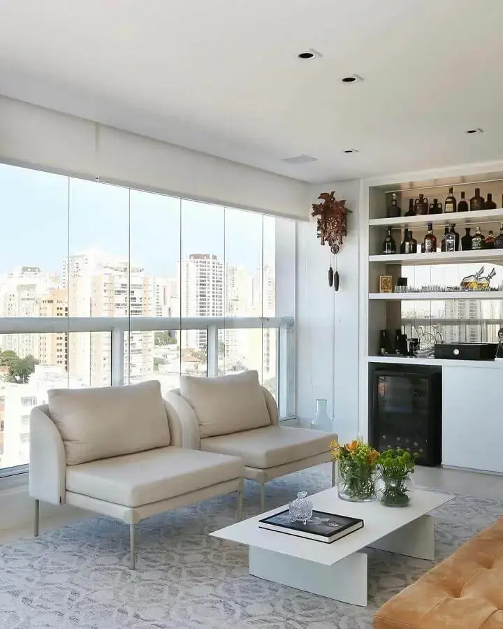 Poltrona confortável para varanda de apartamento decorado com barzinho planejado Poltrona confortável para varanda de apartamento decorado com barzinho planejado Foto SP Estúdio Arquitetura