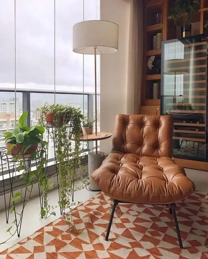 Poltrona confortável para varanda de apartamento decorado com tapete geométrico Poltrona confortável para varanda de apartamento decorado com tapete geométrico Foto Pinterest