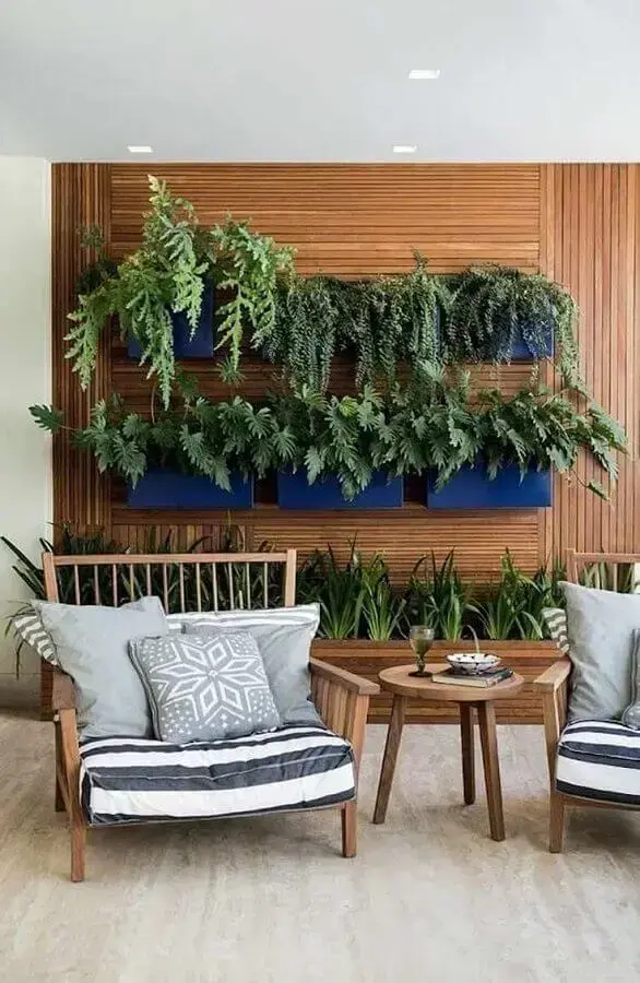 Poltrona confortável para varanda decorada com jardim vertical Poltrona confortável para varanda decorada com jardim vertical Foto Pinterest