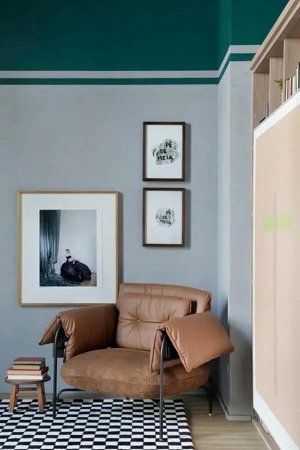 Poltrona pequena confortável para decoração de cantinho de leitura Poltrona pequena confortável para decoração de cantinho de leitura Foto Apartamento 203