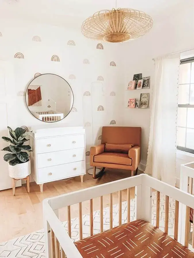 Quarto de bebê decorado em cores claras com poltrona confortável marrom de balanço Quarto de bebê decorado em cores claras com poltrona confortável marrom de balanço Foto Pinterest