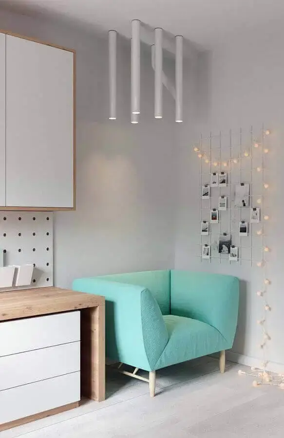 Quarto de bebê minimalista decorado com poltrona confortável verde água Quarto de bebê minimalista decorado com poltrona confortável verde água Foto Pinterest