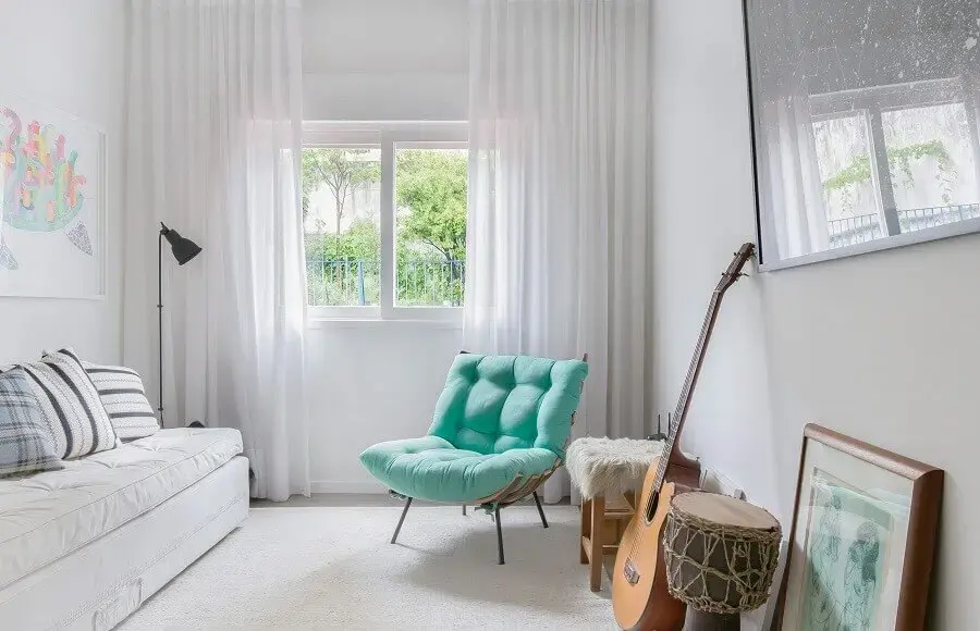 Sala branca decorada com sofá sem braço e poltrona confortável verde água Sala branca decorada com sofá sem braço e poltrona confortável verde água Foto Histórias de Casa