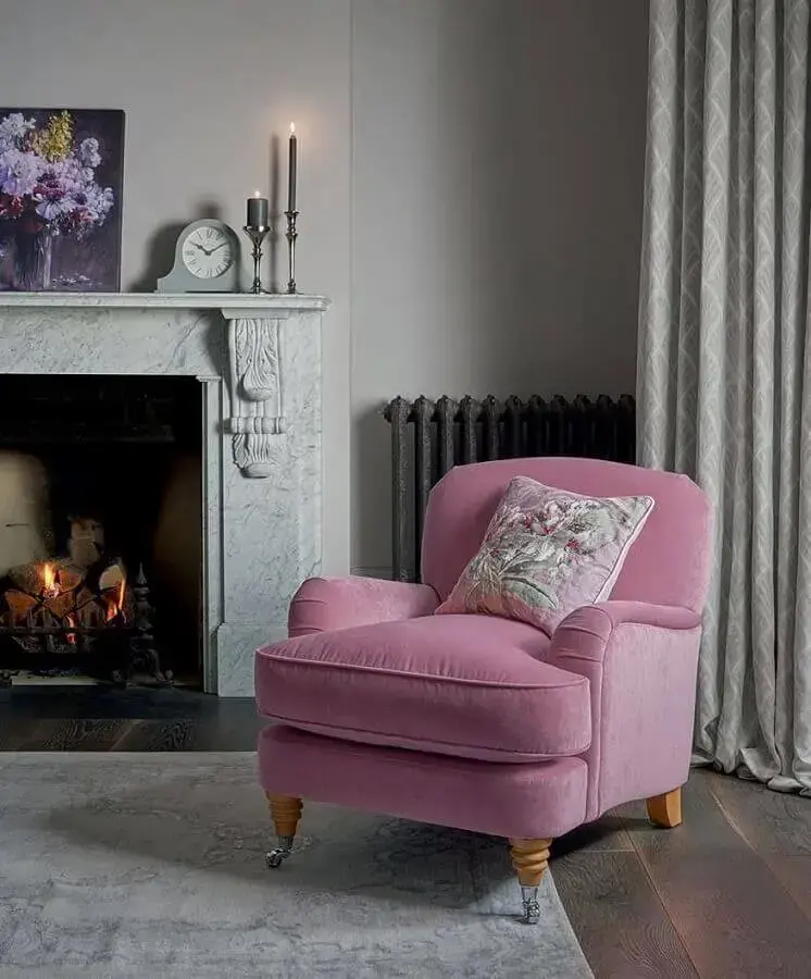Sala com lareira decorada com poltrona confortável rosa Sala com lareira decorada com poltrona confortável rosa Foto Laura Ashley