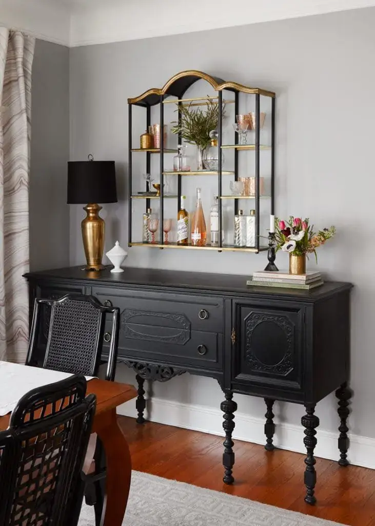 Sala de jantar decorada com móveis vintage