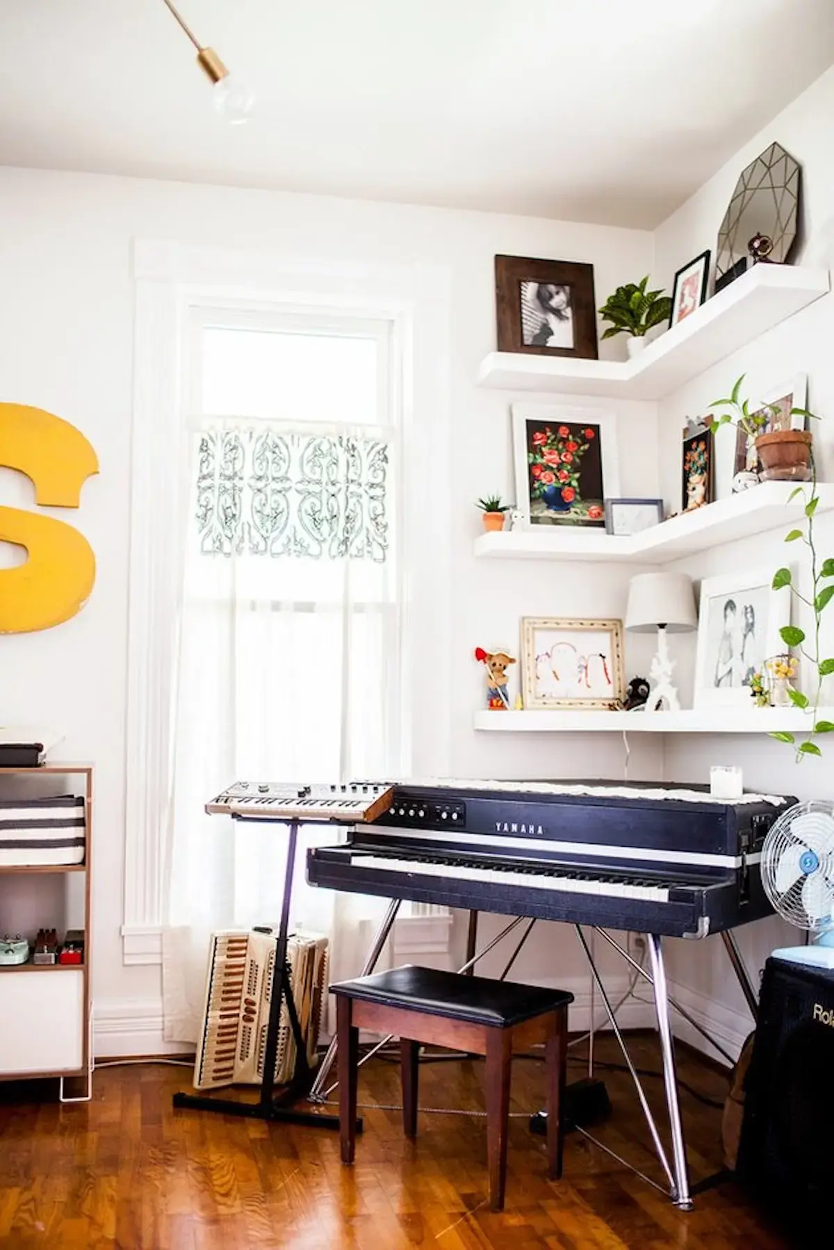 Sala de música com estante de canto de corda com quadros e enfeites lindos Sala de música com estante de canto de corda com quadros e enfeites lindos