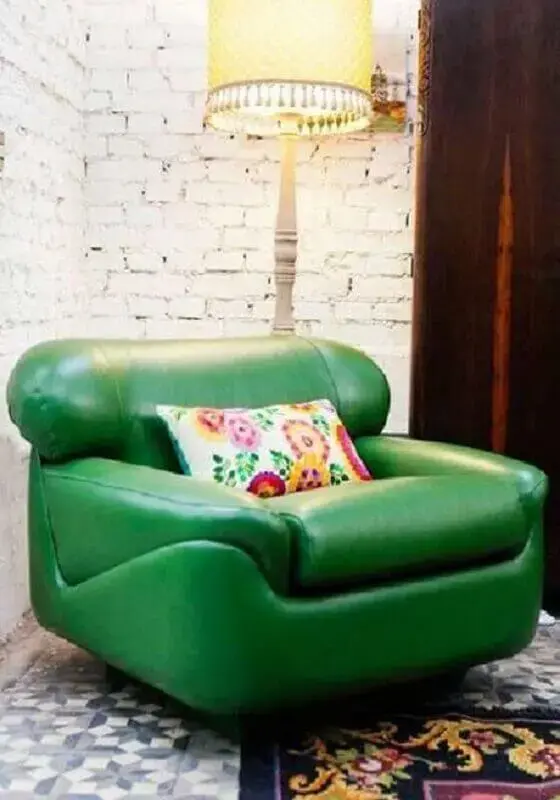 Sala decorada com parede tijolinho branco rústica e poltrona confortável verde Sala decorada com parede tijolinho branco rústica e poltrona confortável verde Foto Pinterest