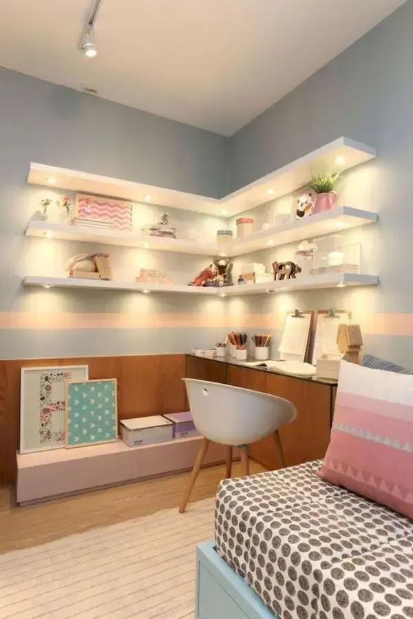 Decoração de quarto infantil com estante de canto e prateleiras brancas Decoração de quarto infantil com estante de canto e prateleiras brancas