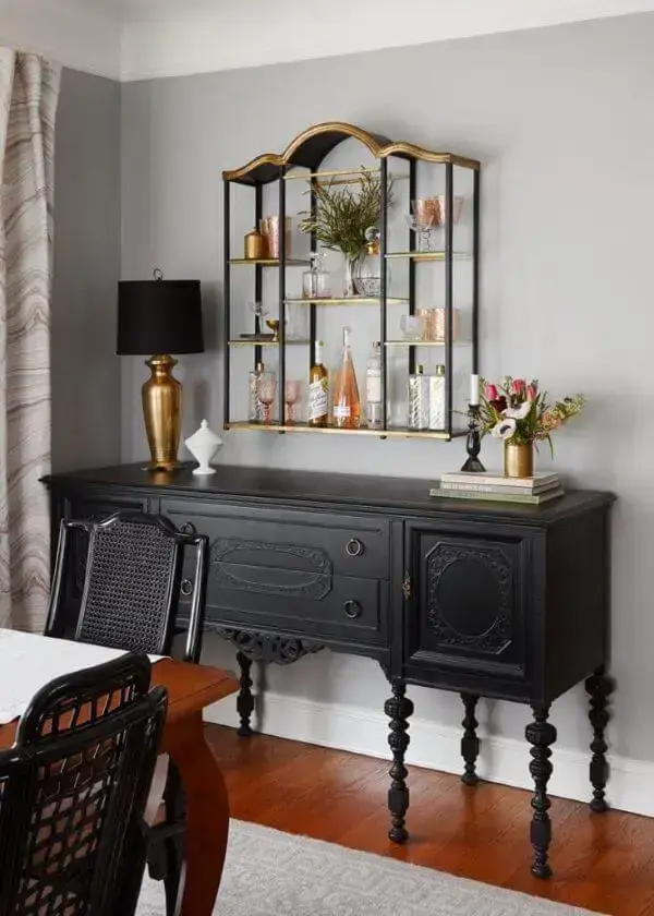 Sala de jantar decorada com móveis vintage