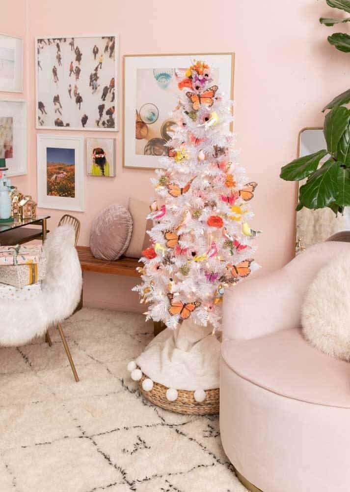 Árvore de natal branca decorada com borboletas