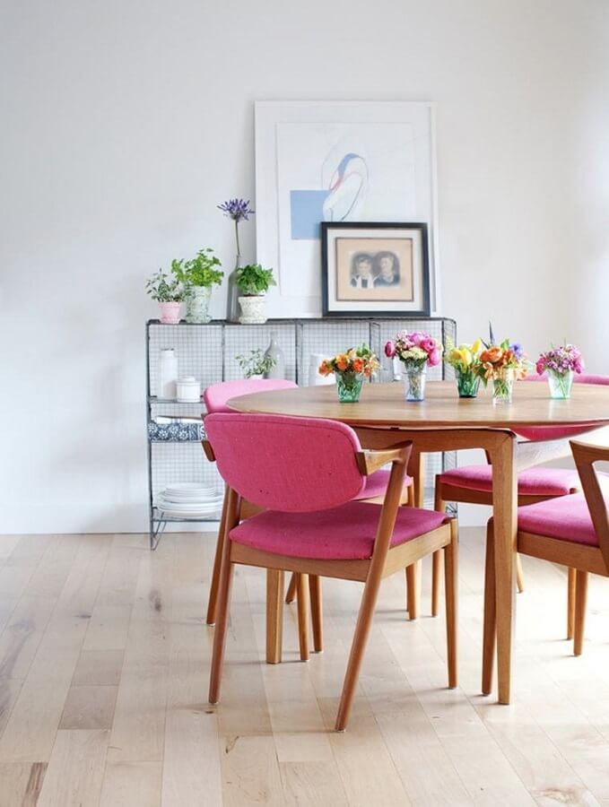 Modelos de cadeiras de madeira estofadas cor de rosa para decoração de sala de jantar minimalista Foto Decor Fácil