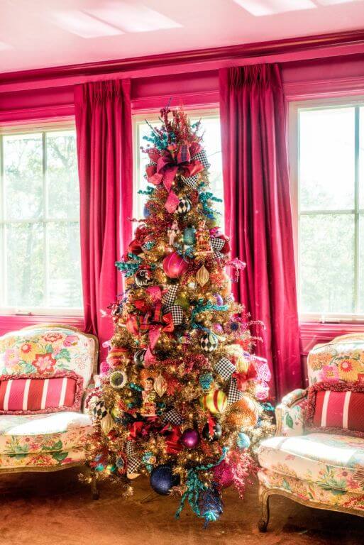Árvore de natal colorida decorada com flores e laços