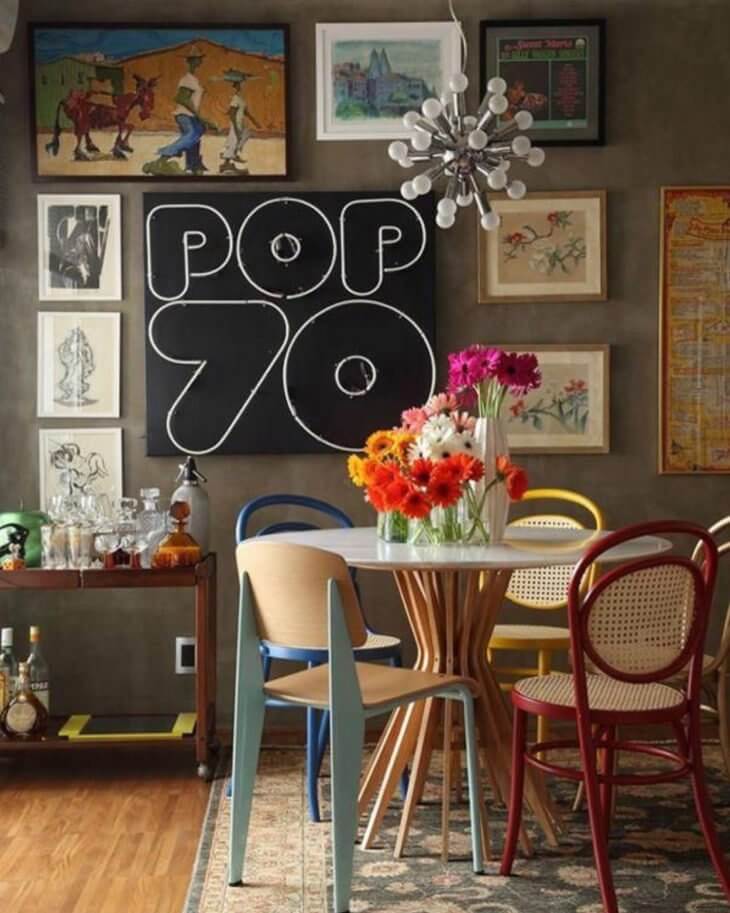 Casa estilo vintage com decoração colorida