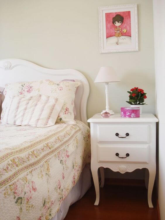 Criado mudo estilo vintage na cor branca com roupa de cama floral delicada