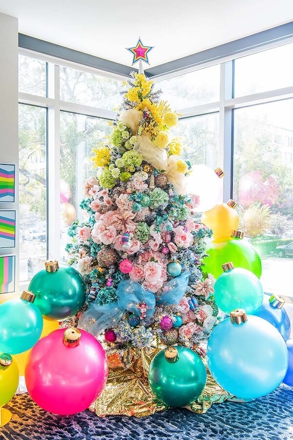 Decoração colorida feita com flores para árvore de natal