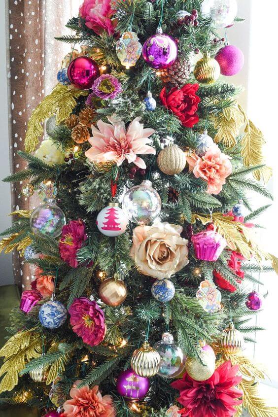 Decoração com flores para árvore de natal colorida e divertida