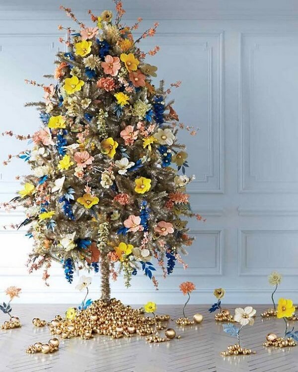 Decoração de árvore de natal dourada com flores coloridas