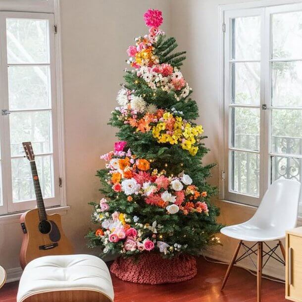 Decoração natalina com flores para árvore de natal colorida
