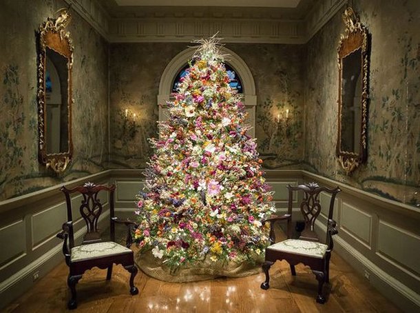 Sala clássica decorada com flores para arvore de natal coloridas e chiques