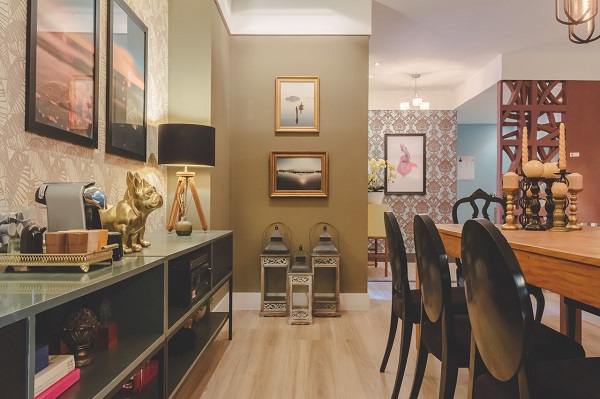Sala estilo vintage com moveis minimalistas e enfeites lindos