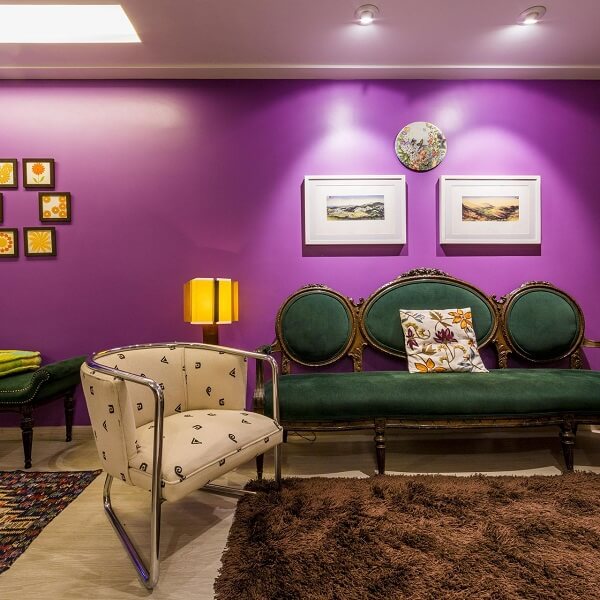 Sala vintage colorida com poltrona estampada