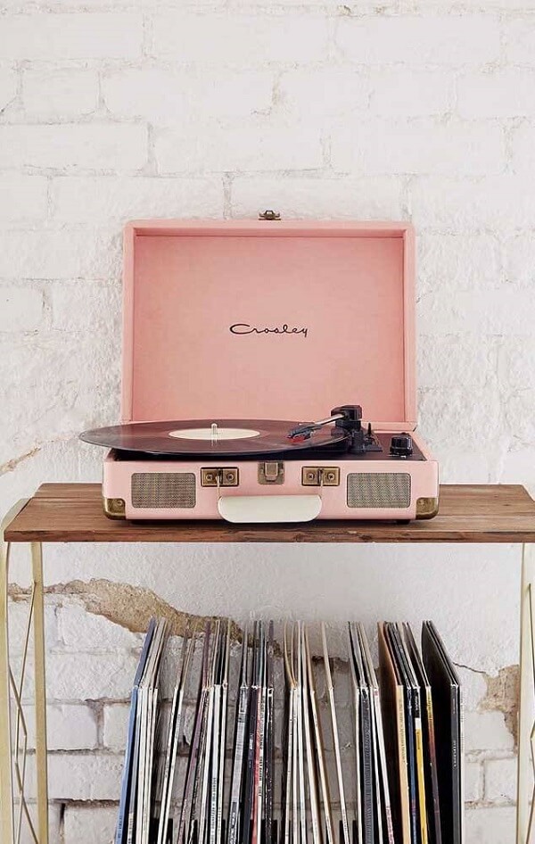 Vitrola vintage na cor pêssego decorando o aparador com espaço para organizar discos