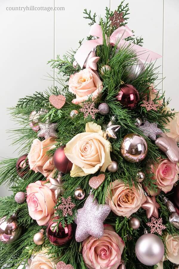 Árvore decorada com flores e estrelas