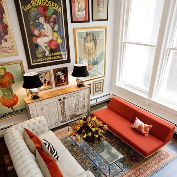Decoração estilo vintage em tons vibrantes com luminária retrô no aparador