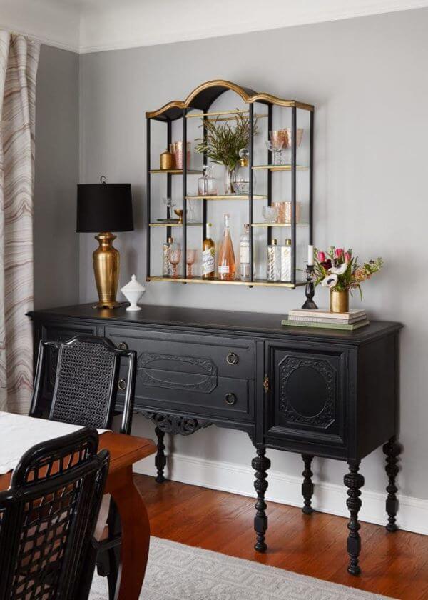 Sala de jantar decorada com vintage e luminária retrô