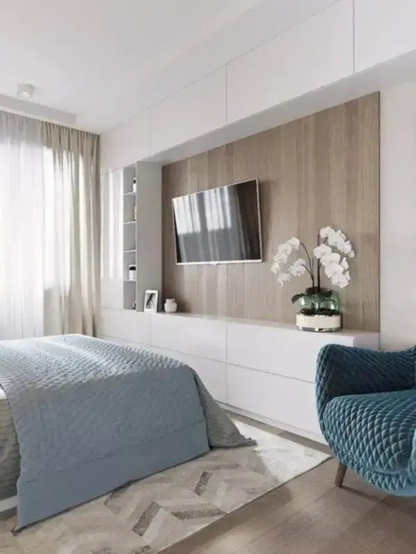 Rack minimalista para quarto com vaso de orquídea