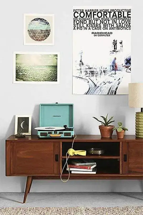 Rack minimalista retrô com pés de palito e decoração vintage