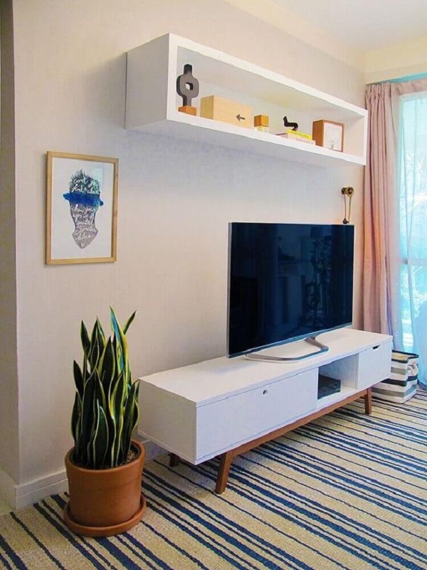 Sala colorida com rack minimalista