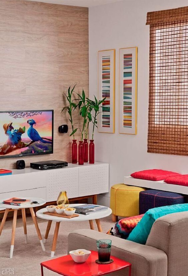 Sala colorida com rack minimalista branco