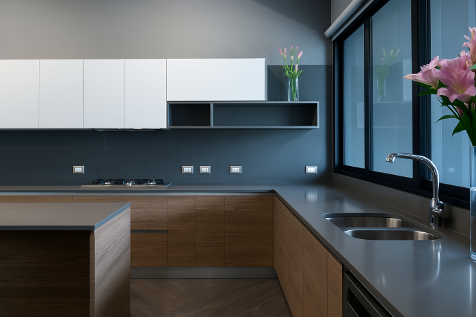 Quartzo cinza escuro na decoração de cozinha de madeira