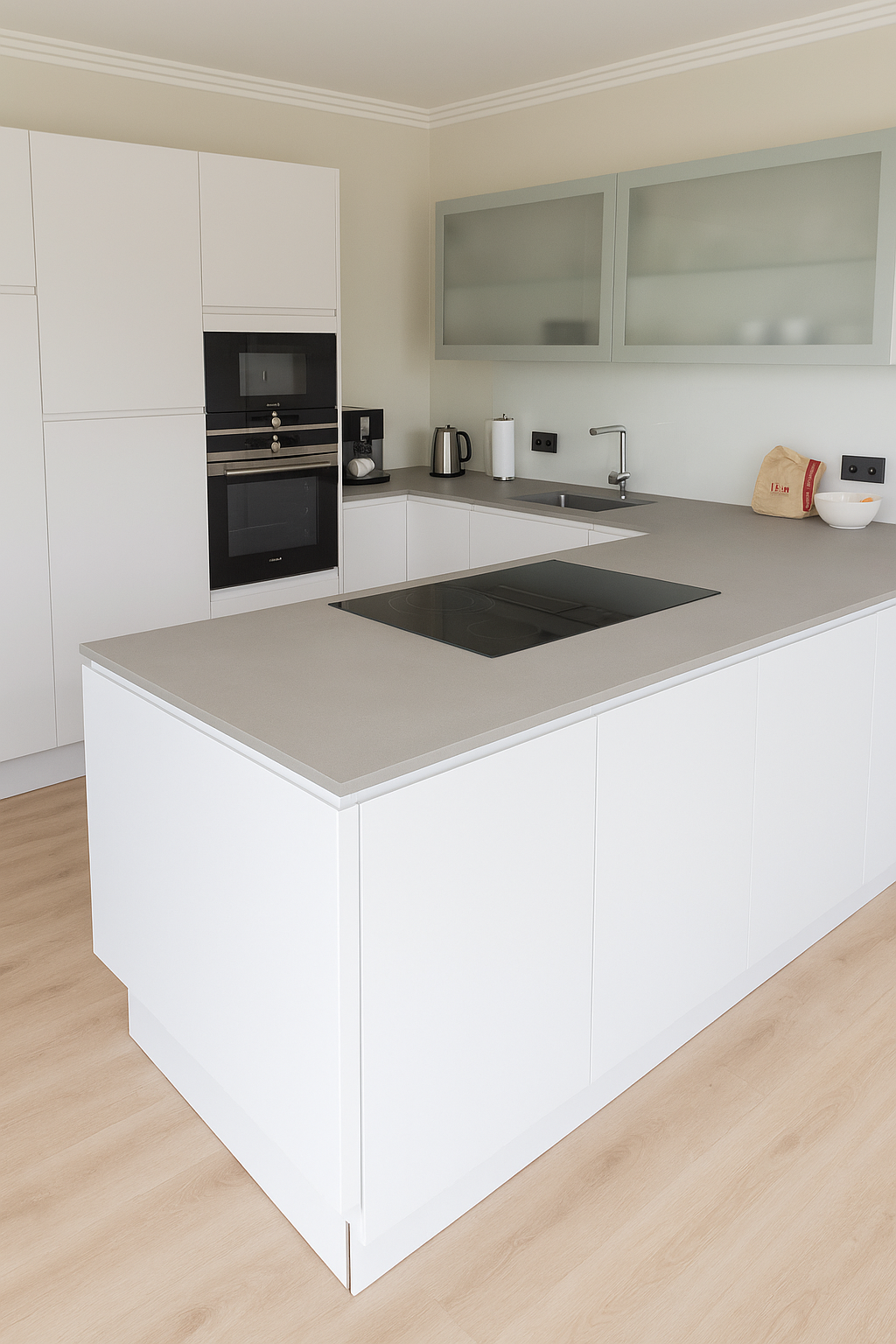 Quartzo cinza claro para cozinha em U planejada com estilo clean