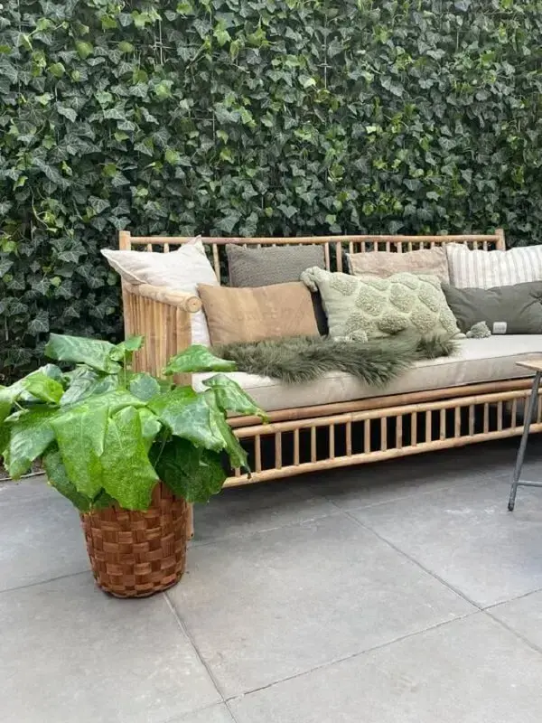 Área externa com jardim vertical e sofá de bambu Área externa com jardim vertical e sofá de bambu
