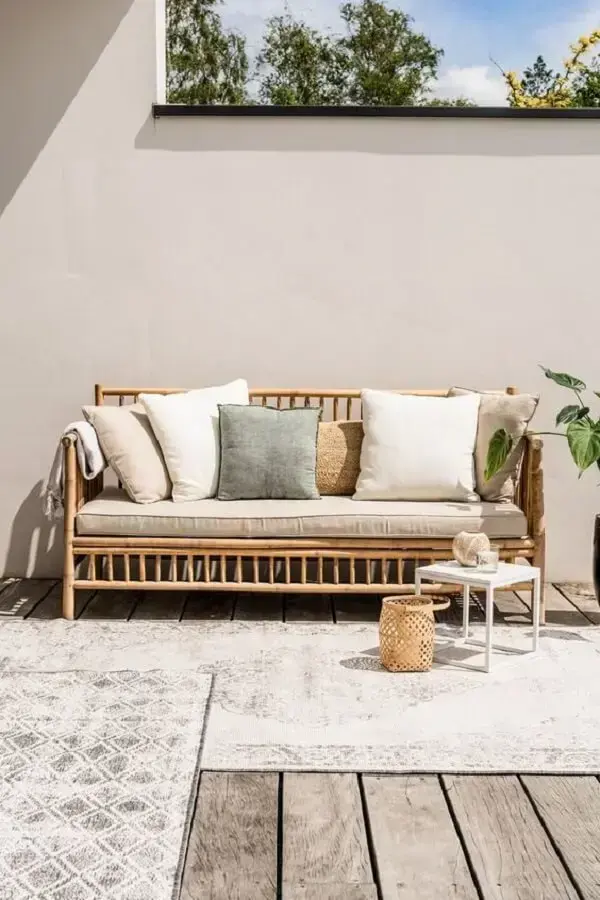 Os tapetes e almofadas trazem um toque de conforto no ambiente com sofá de bambu Os tapetes e almofadas trazem um toque de conforto no ambiente com sofá de bambu