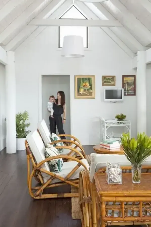 Sala de estar aconchegante com poltronas e sofá de bambu Sala de estar aconchegante com poltronas e sofá de bambu