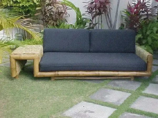Sofá de bambu com mesa lateral embutida Sofá de bambu com mesa lateral embutida